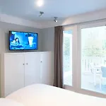 Park Royal 82 *