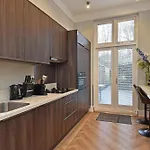 Park Royal 82 Apartment