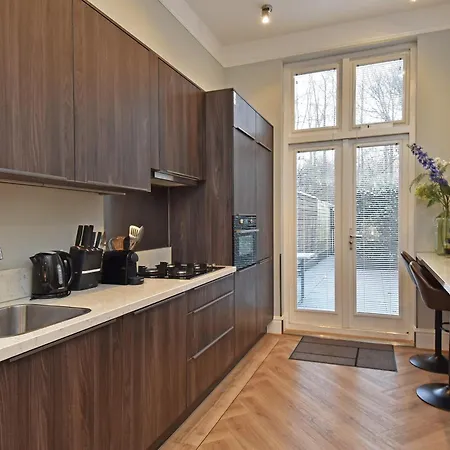 Park Royal 82 Apartment