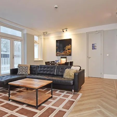 Park Royal 82 Apartment