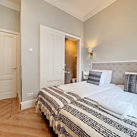 Park Royal 82 * Hága